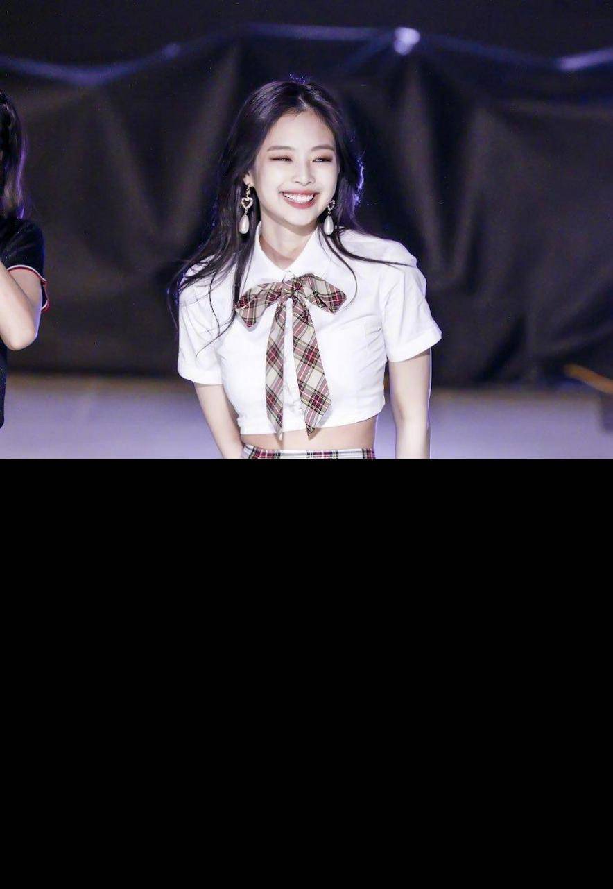 韩国甜豆jennie选择了白衬衫和红色格纹百褶裙的组合,胸前融入了格纹