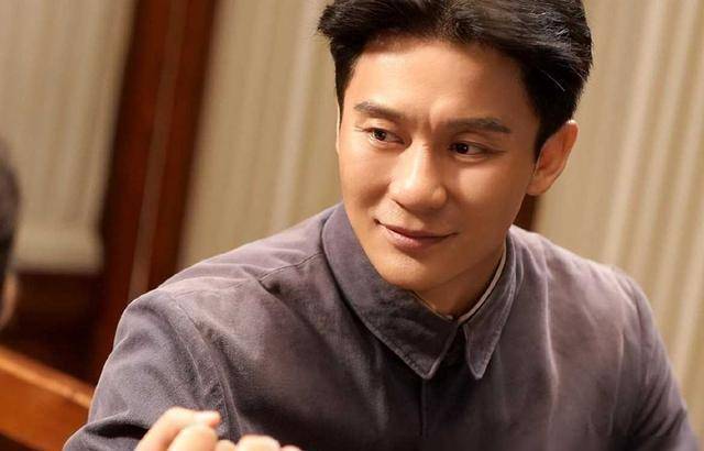 原创42岁李晨上海低调遛娃简易婴儿车显朴实女儿清秀似父