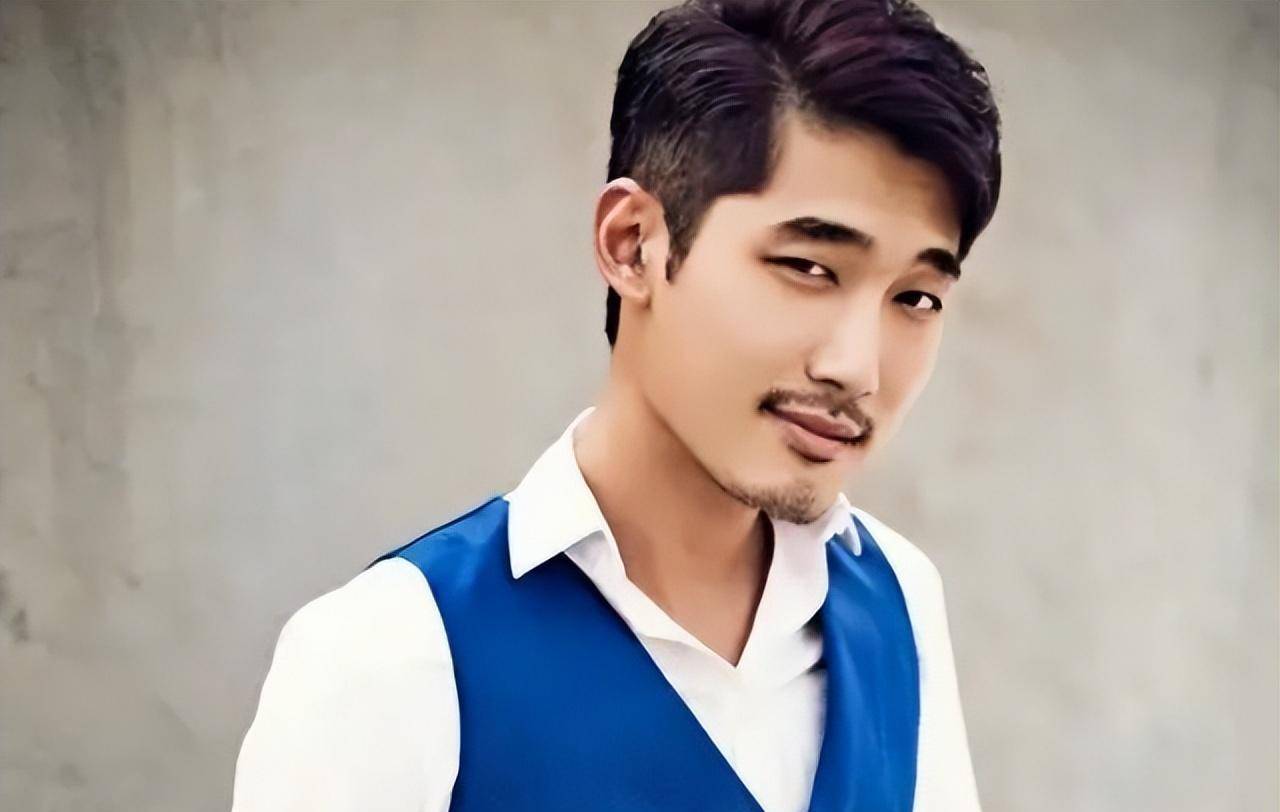 初加好友,彼此不熟,所以在微信里王暖暖并未跟俞晓东有多聊的打算.