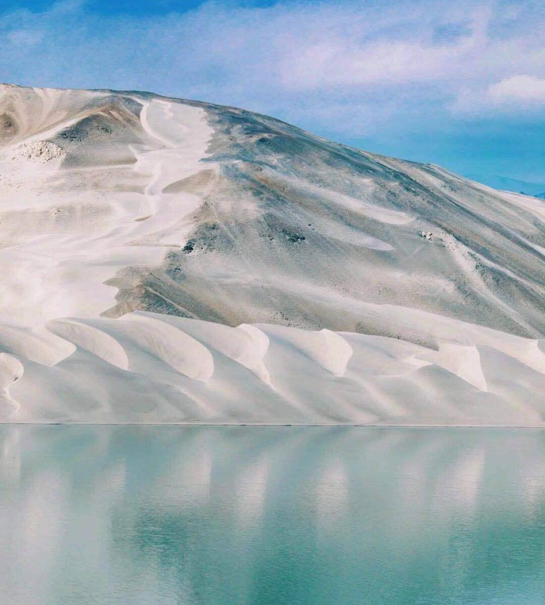 原创沙漠中独生的一池深水是神奇西北100景之一人称塞北小江南