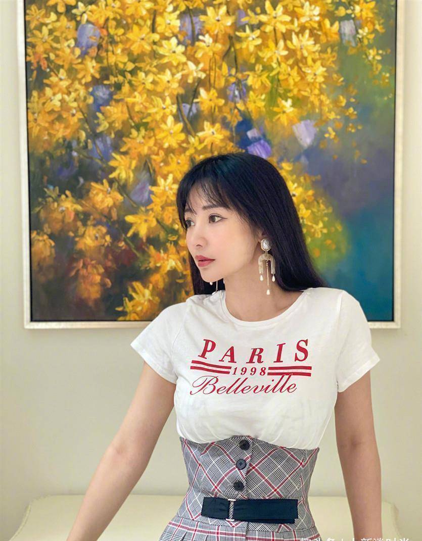 柳岩为秀身材真的拼了,束腰裤这么紧还硬塞,意外勒出"蚂蚁腰"