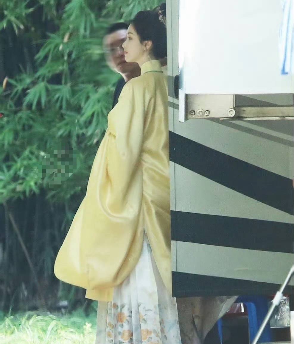 皮肤紧致又白嫩,胶原蛋白感满满的脸上五官精巧,配上柳叶眉和淡妆