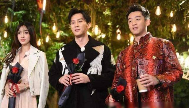 原创42岁李晨上海低调遛娃简易婴儿车显朴实女儿清秀似父