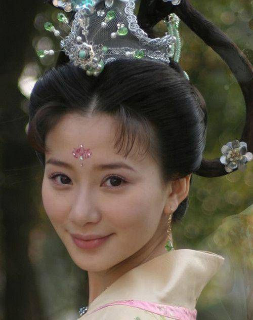 三年的丧期刚过,年满18岁的周女英立马被李煜立为皇后,也就是后来人称