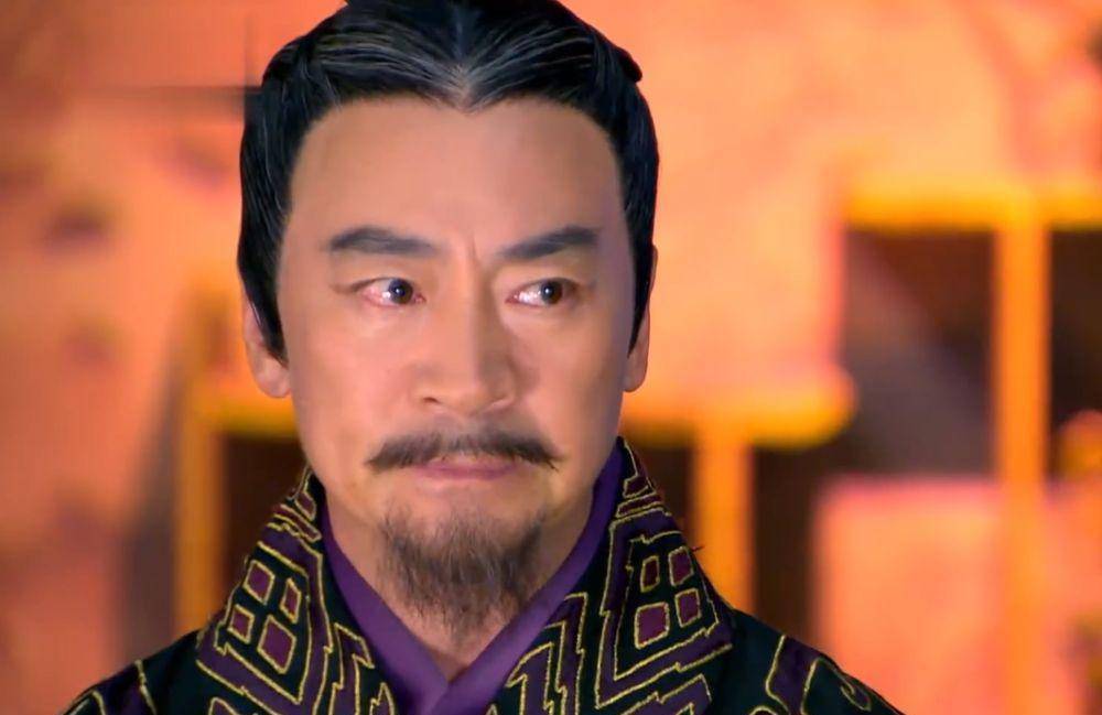 刘询思考多时才决定分两部走:首先向熬鹰一样忍耐和等待机会,在自己
