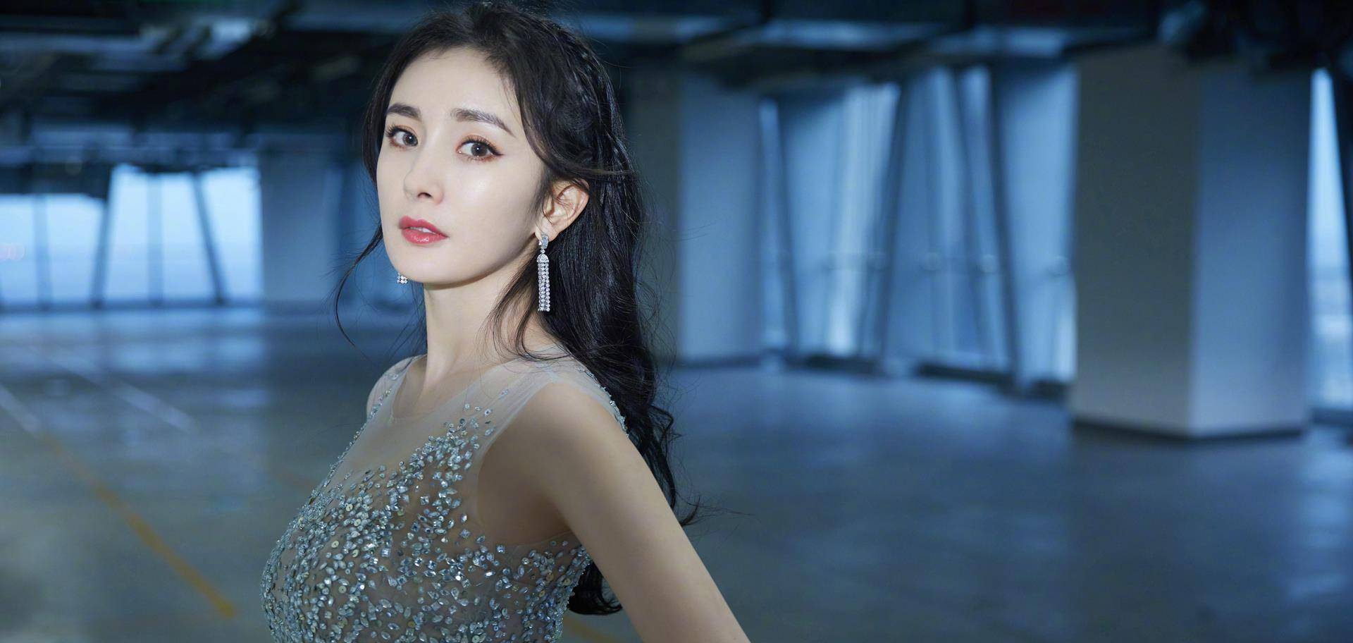 原创原创杨幂出席活动钻石长袜现身网友这美腿真是没谁了