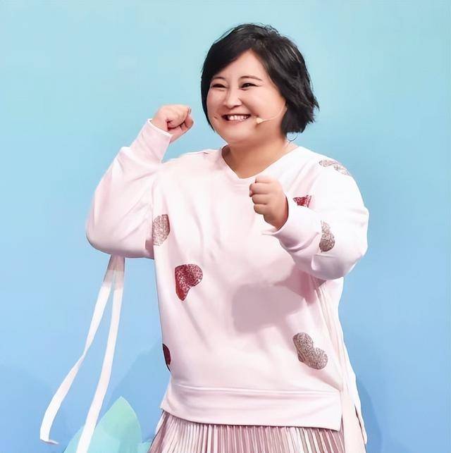 贾玲现身美国离开美颜滤镜真实状态曝光又是一场骗局