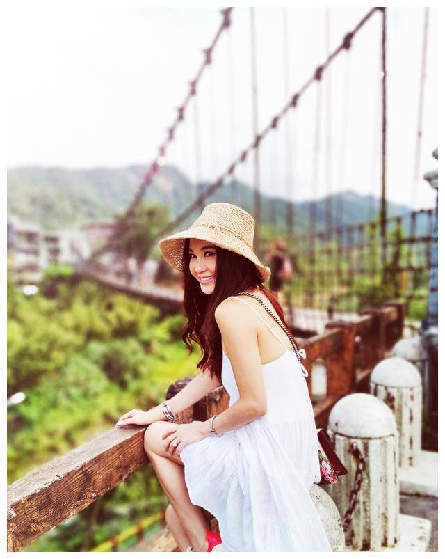 温碧霞携富豪老公去度假她穿吊带裙嫩如学生大8岁的他像爸爸