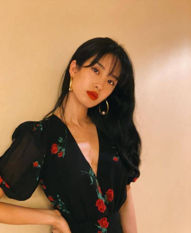 原创杨采钰剪齐刘海儿配大红唇领口成亮点少女感与气质并存