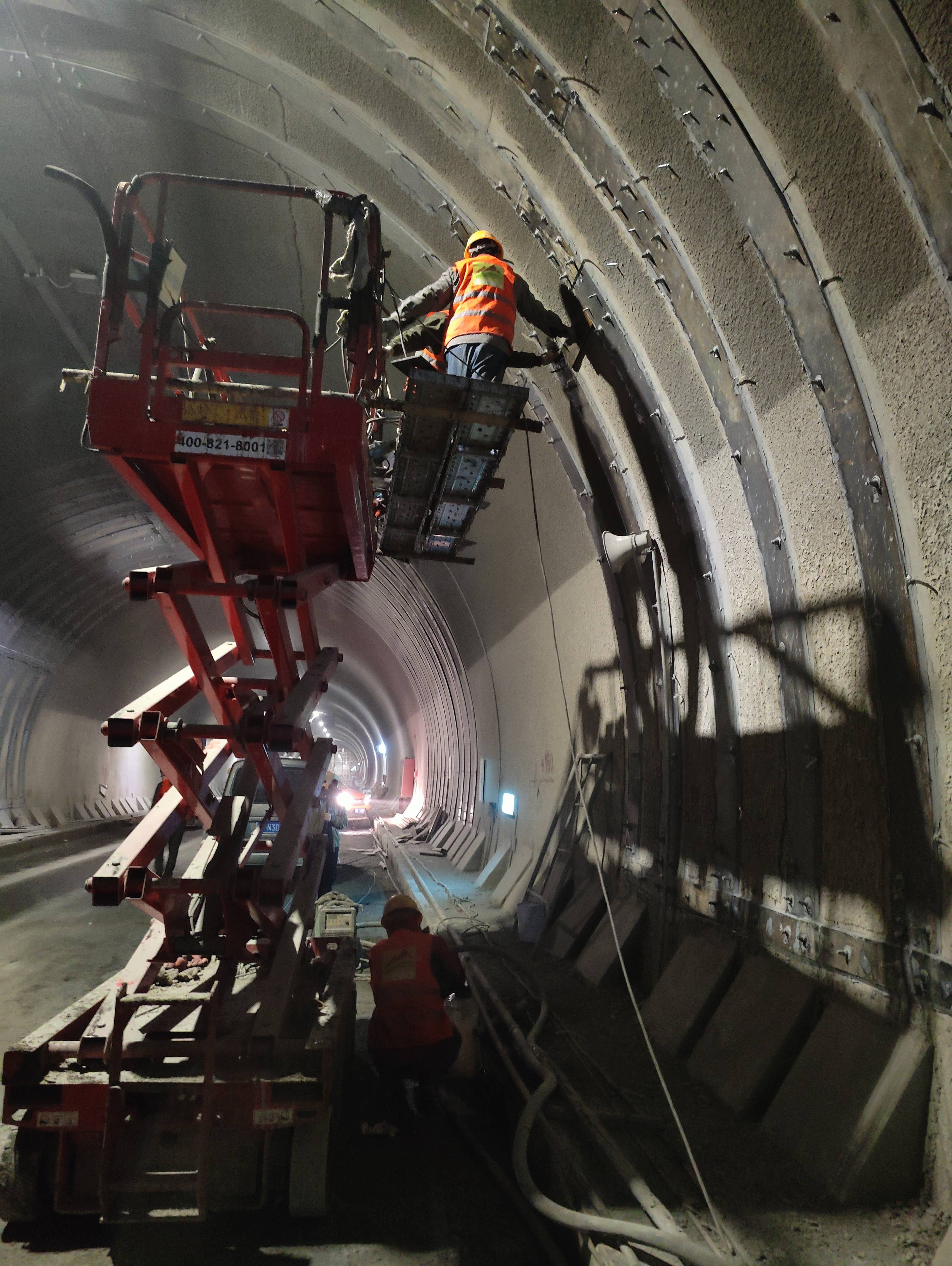 粘钢胶,封缝胶现场施工加固_隧道_阿央_案例