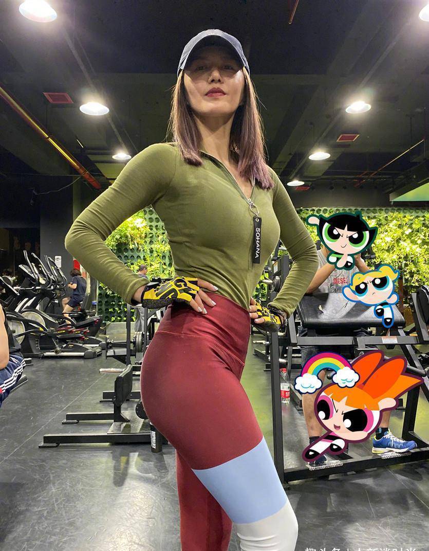 谭维维高调晒健身照,穿健身服拉链只拉一半,37岁身材依旧火辣