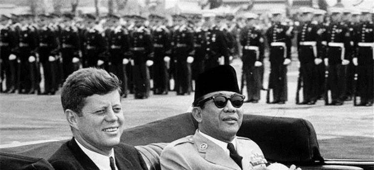 他是印度尼西亚国父,56岁时候爱上17岁少女,当场宣布:我老婆_苏加诺