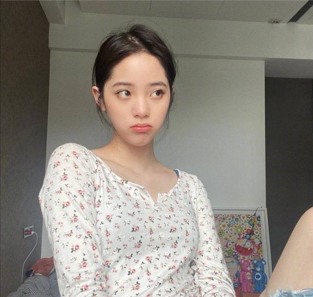 原创欧阳娜娜晒近照大腿被裤子勒出肉上身比关晓彤还壮