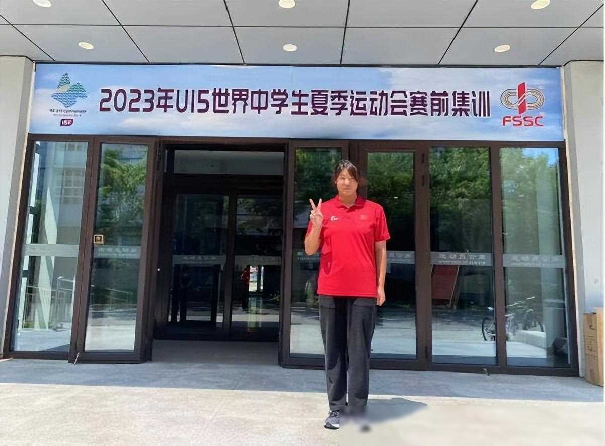 原创中国田径双刀流女投掷选手首秀夺冠的少年奇迹