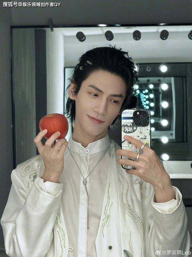 原创愚人节艺人们凑热闹有宣布解约有公布恋情的最狠还是罗云熙