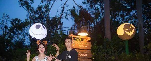 周柏豪在邓佩仪的生日庆典上,为她献唱了一首生日歌,使她笑得合不拢嘴