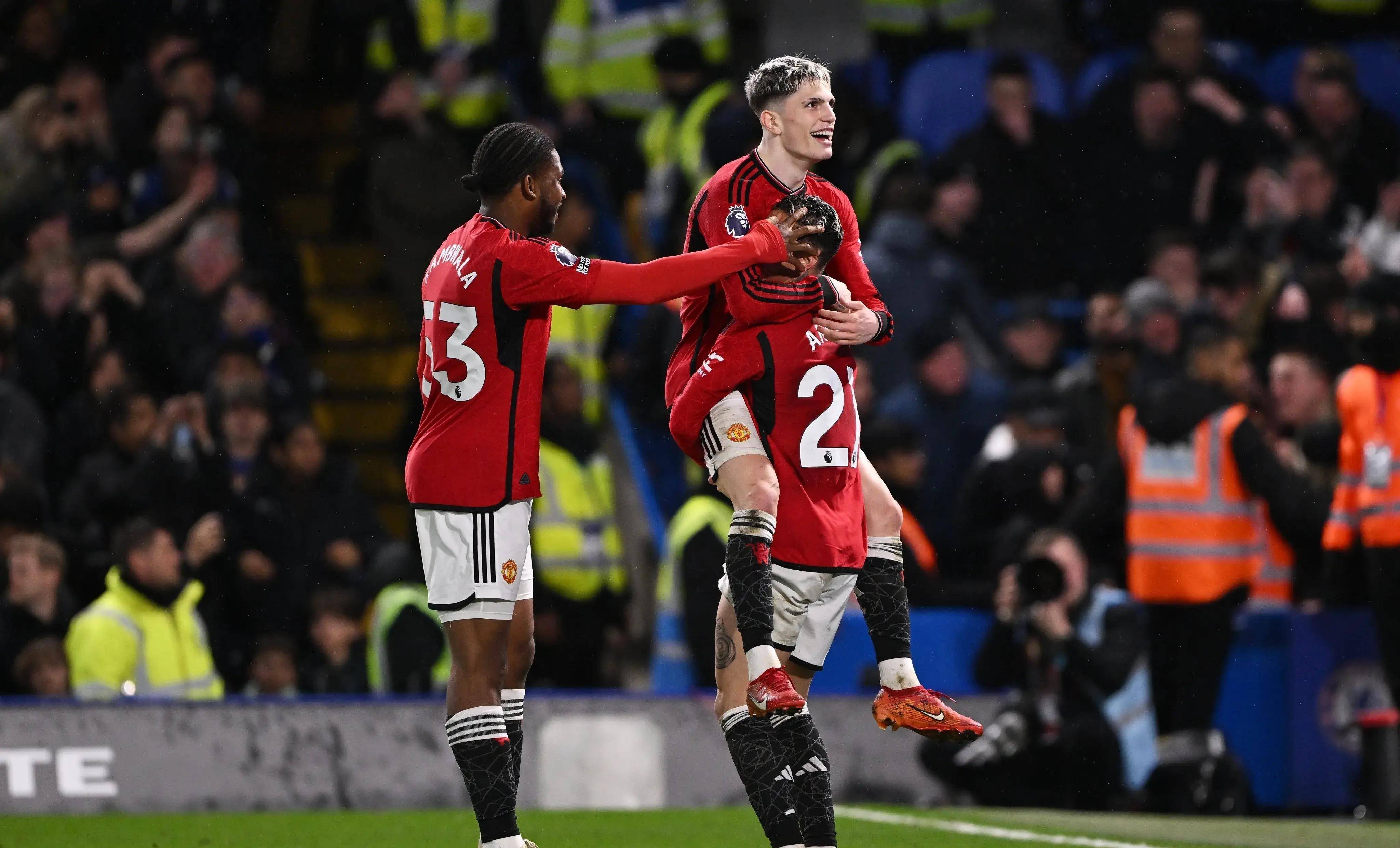 英超积分榜,利物浦3:1夺回榜首,曼联3:4惨遭绝杀,差热刺9分