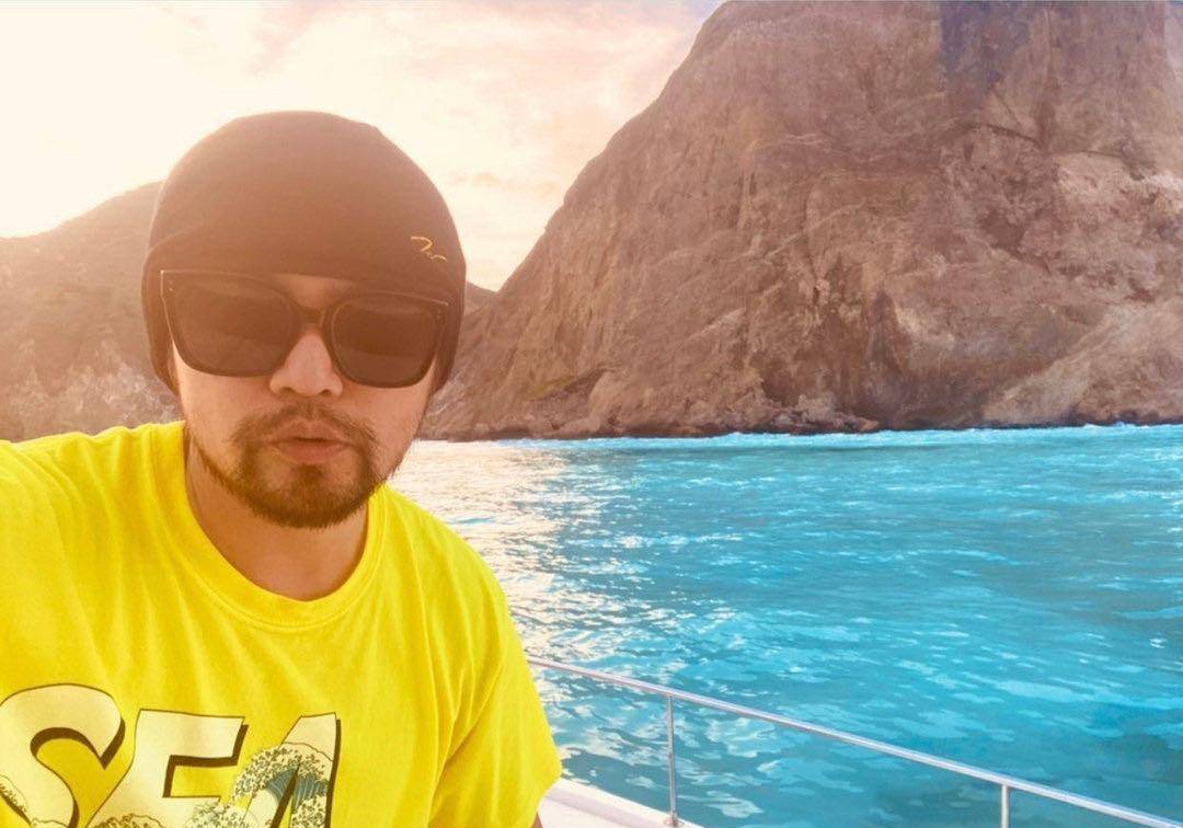 原创周杰伦节日晒儿子正面照肉嘟嘟的脸神似昆凌眼镜却暴露了妈妈