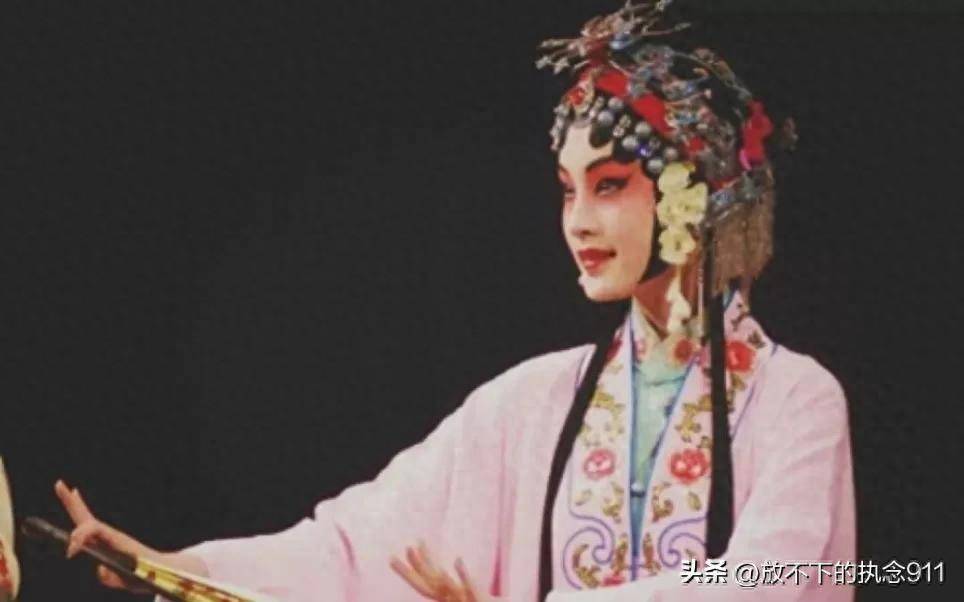 昆曲《牡丹亭·游园》中的表演被李少红导演看中,被其邀请饰演电视剧