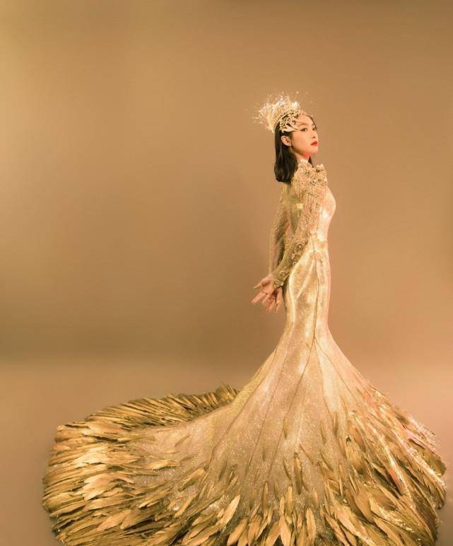 原创不愧是金鹰女神宋茜火焰橙挑染发现身晚会完美驾驭机车混搭风