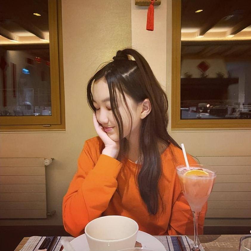 王菲花百万为女儿治疗唇裂,如今嘴是治好了,脸却越来越奇怪了_李嫣