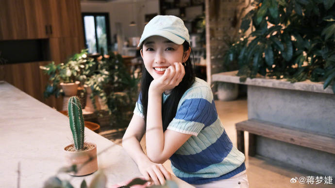 蒋梦婕分享游玩美照,笑容甜美迷人似初恋,气质清新脱俗梦回林黛玉