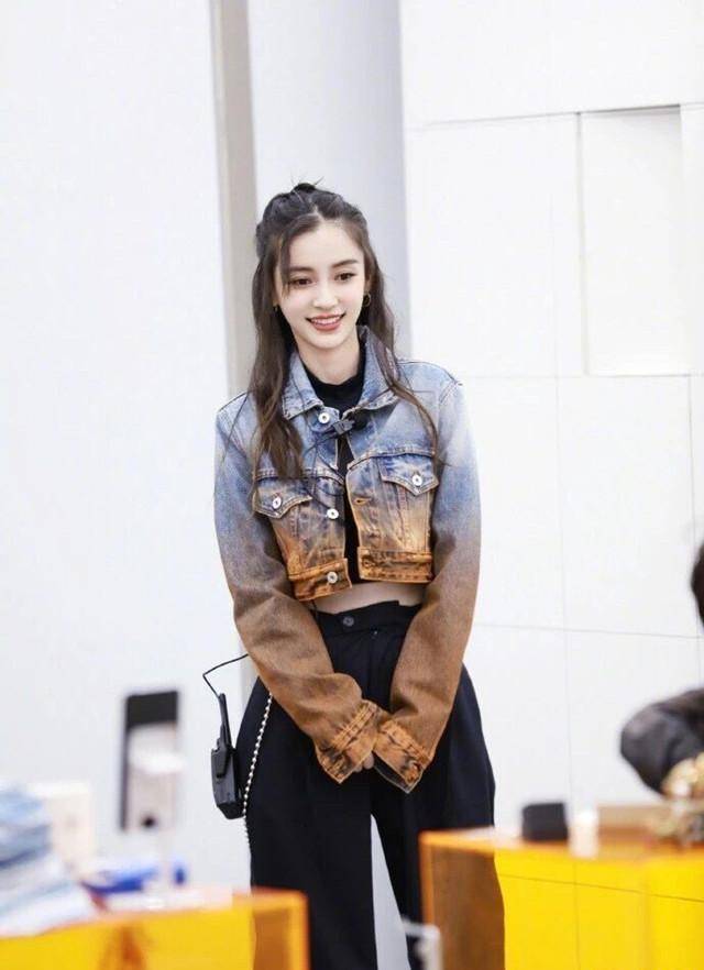 原创杨幂真敢豁出去穿露脐上衣喇叭裤秀蜂腰翘臀这曲线感绝了