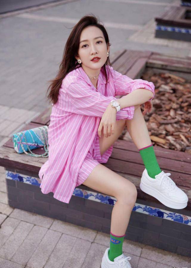 原创王鸥穿搭向来精致有个性穿一身粉色look独特有魅力