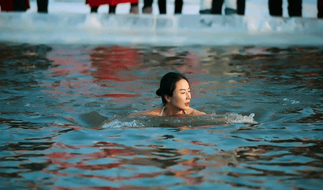 52岁妈妈与25岁儿子同框酷似情侣,儿子:害我找不到女朋友_刘叶琳_锻炼