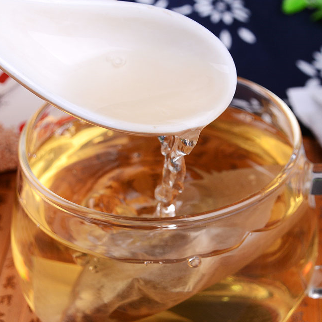 能够祛除体内的湿气,桑叶泡茶饮用可以清除血液中过剩的中性脂肪和