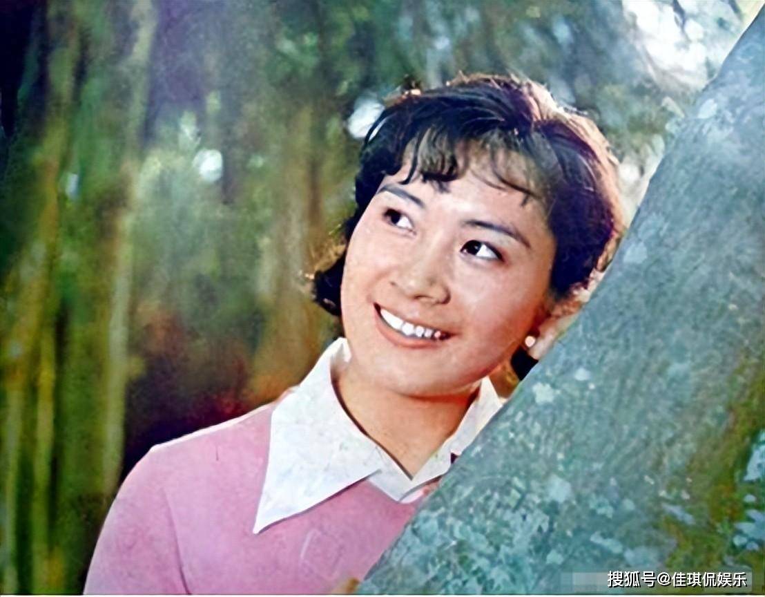 原创她是国家一级演员享正军级待遇离异后至今单身65岁依然自在