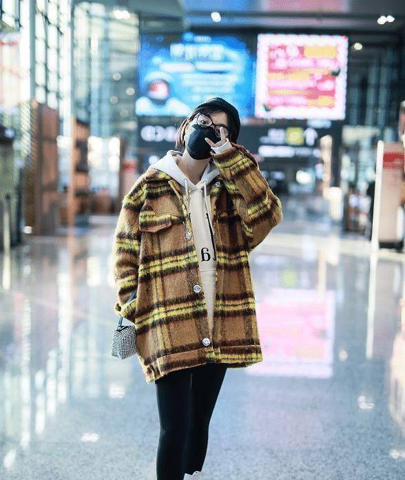 原创李菲儿成名后愈发不羁穿卫衣玩下衣失踪这身材杨颖看了都嫉妒