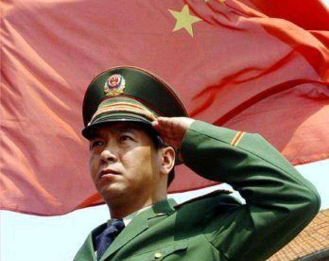 原创士兵一刀斩掉自己右臂别在腰上回国左手军礼感动国人