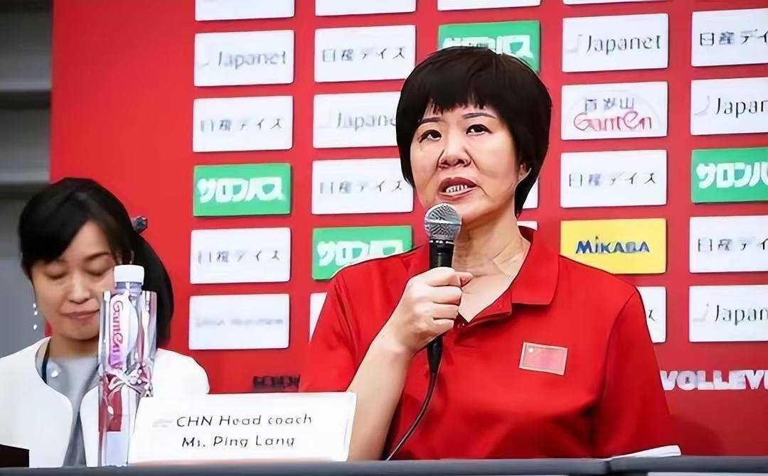 63岁郎平亮相国内,携手家人出席活动,看起来比教练时期更年轻了