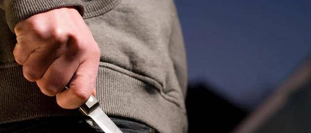 原创纪实邱日辉因矛盾挥刀砍死社区干部后挟持公交车致8死22伤