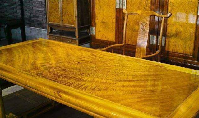 金丝楠木因其具备香气,且自身纹理直而结构细密,材质稳定,不易变形和