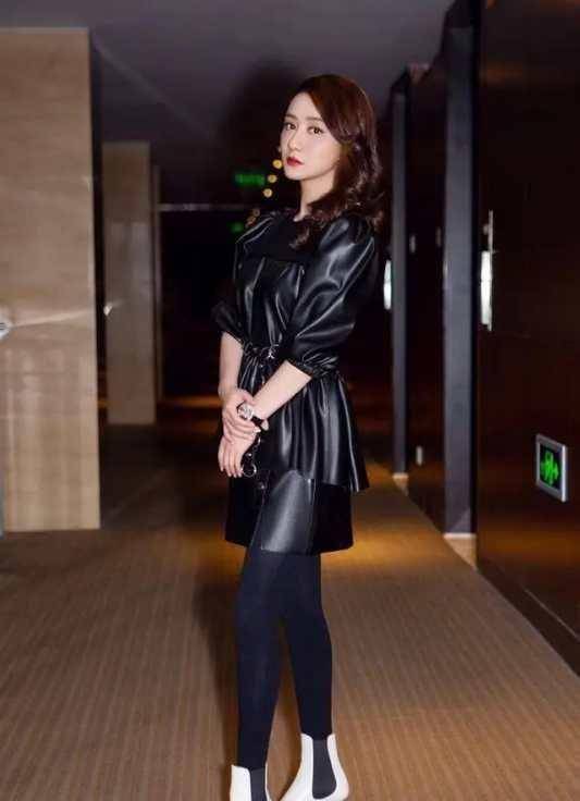 被陈德容美到了45岁穿少女裙韵味十足粗腿但不影响气质