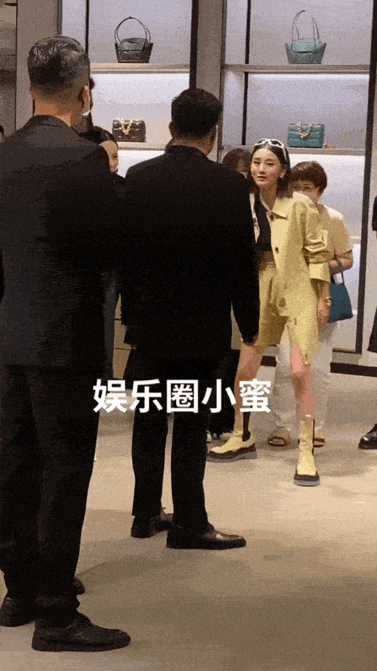 被脸骗了!俞飞鸿宋祖儿罕见同框牵手,宋祖儿一下暴露了真实身高