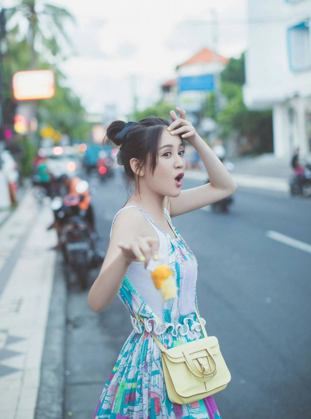 原创陈乔恩罕见与小9岁老公去度假穿背心短裤好嫩44岁美出新高度