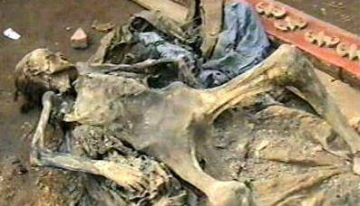 原来这位格格在分娩的过程中,由于体力不足,孩子生下后晕死过去.