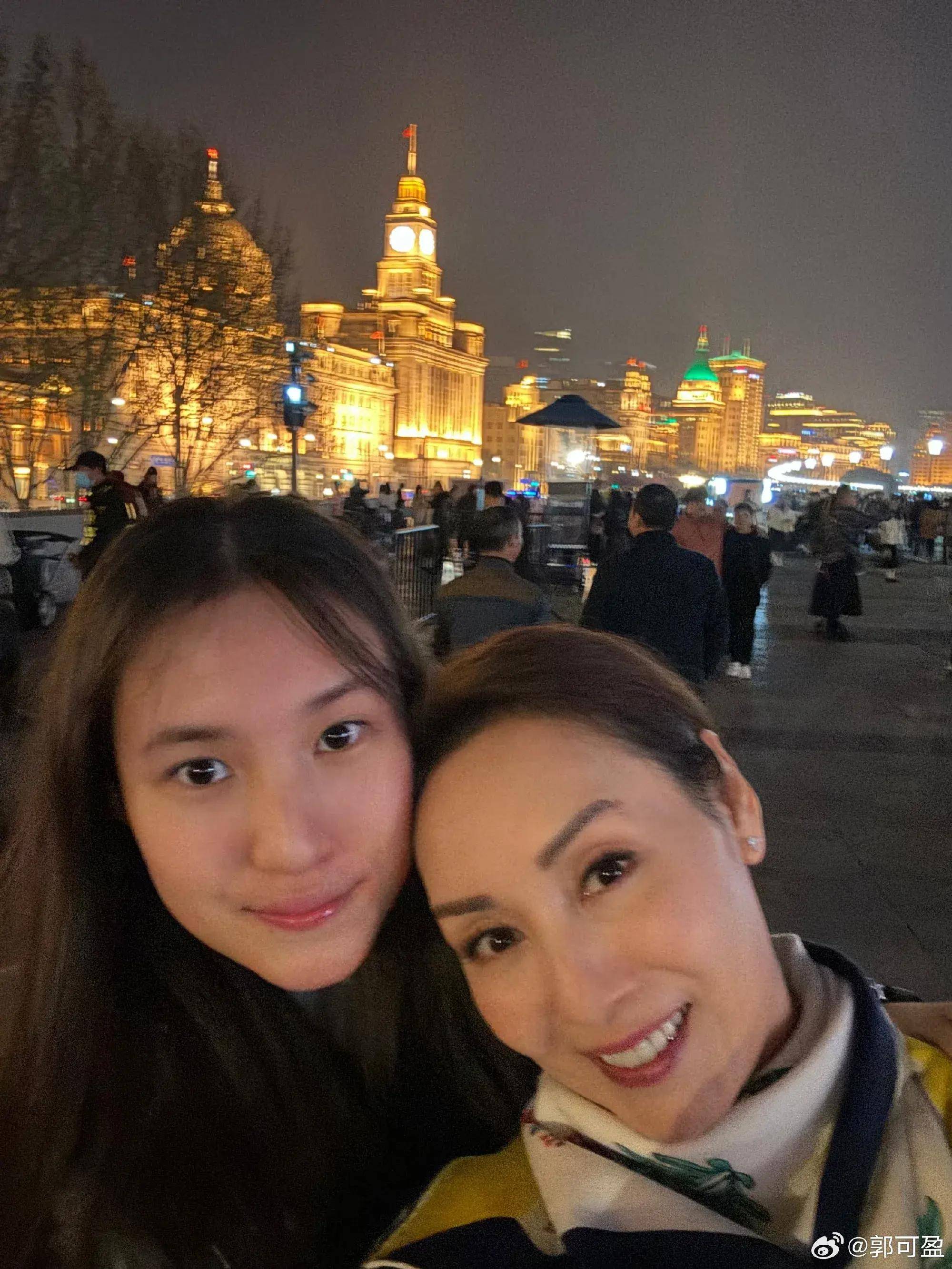 郭可盈晒一家三口游上海,街头各种打卡很欢乐,14岁女儿女团范足