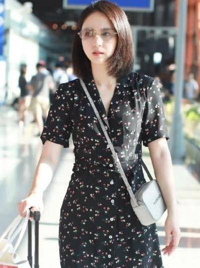 原创被剪短发的董璇惊到了穿波点连衣裙少女感满满40岁美到不敢认