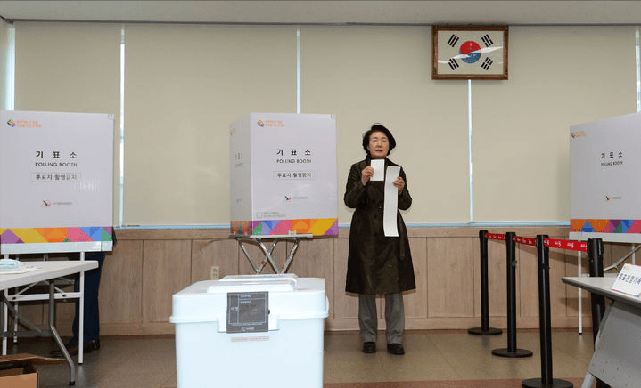 变成老头了,夫人穿印花风衣好嫩_金正淑_生活_造型