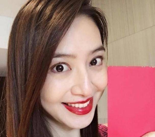 白歆惠因为李宗瑞受牵连近照被晒出颜值依然在线散发时尚气息