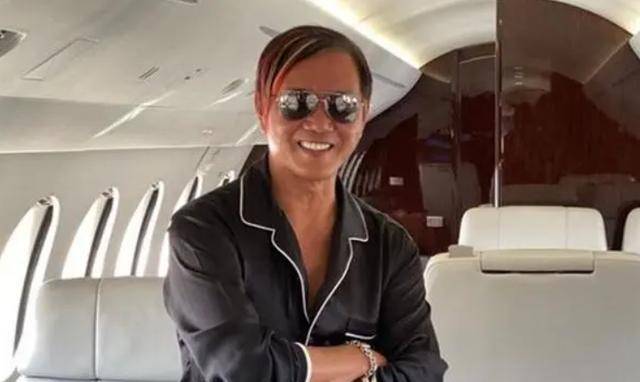 和其他的富二代不同,他学习成绩优异,甚至还申请到了当时美国最好的