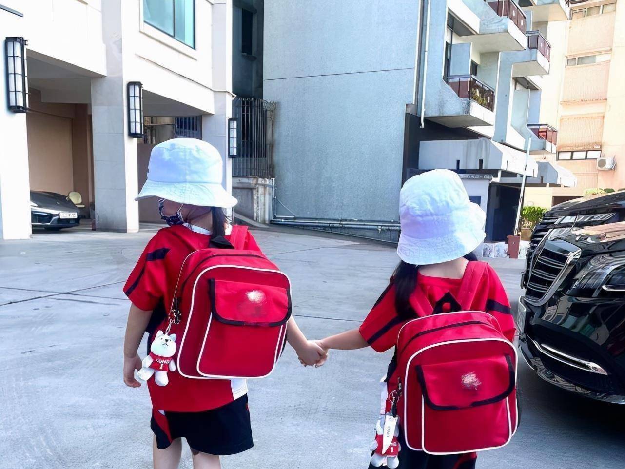 郭可颂为爱妻熊黛林庆生分享全家福,双胞胎女儿长相不大相像_生日