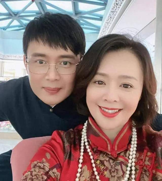 她长得漂亮演技好,教授丈夫等她9年结婚,婚后每月10万零花钱_崔奕