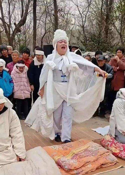 原创河南哭灵人武会霞每年至少哭70场磕头上万次年入几万元