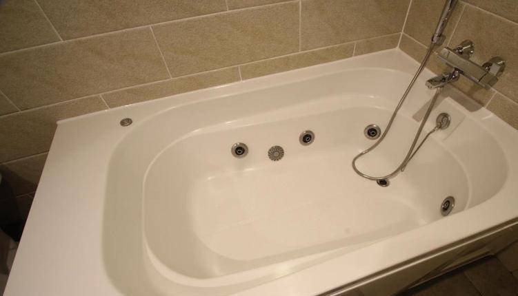 住酒店时"最脏"的5样东西?保洁阿姨透露:能不碰就不碰_拖鞋_毛巾_浴缸