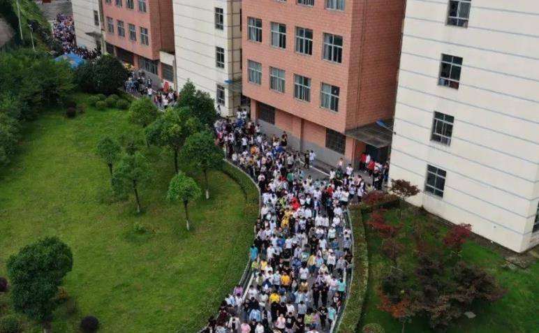 不再疯狂毛坦厂中学万人雨中送考大变样回归教育该有的样子
